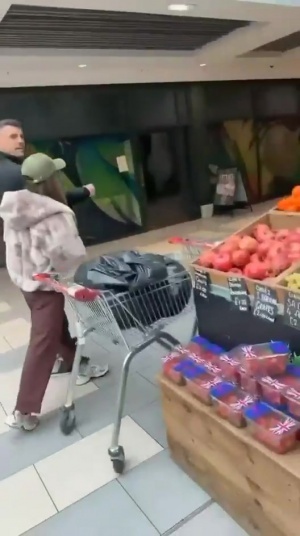 粉丝当街嘲讽扎卡伪造疫苗接种，大将本人情绪激动几欲上前理论